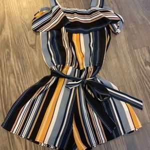 Fun stripe romper 💛💙